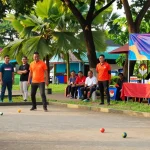Engaged petanque players at FOPI Kota Gorontalo community event showcasing athleticism and teamwork.